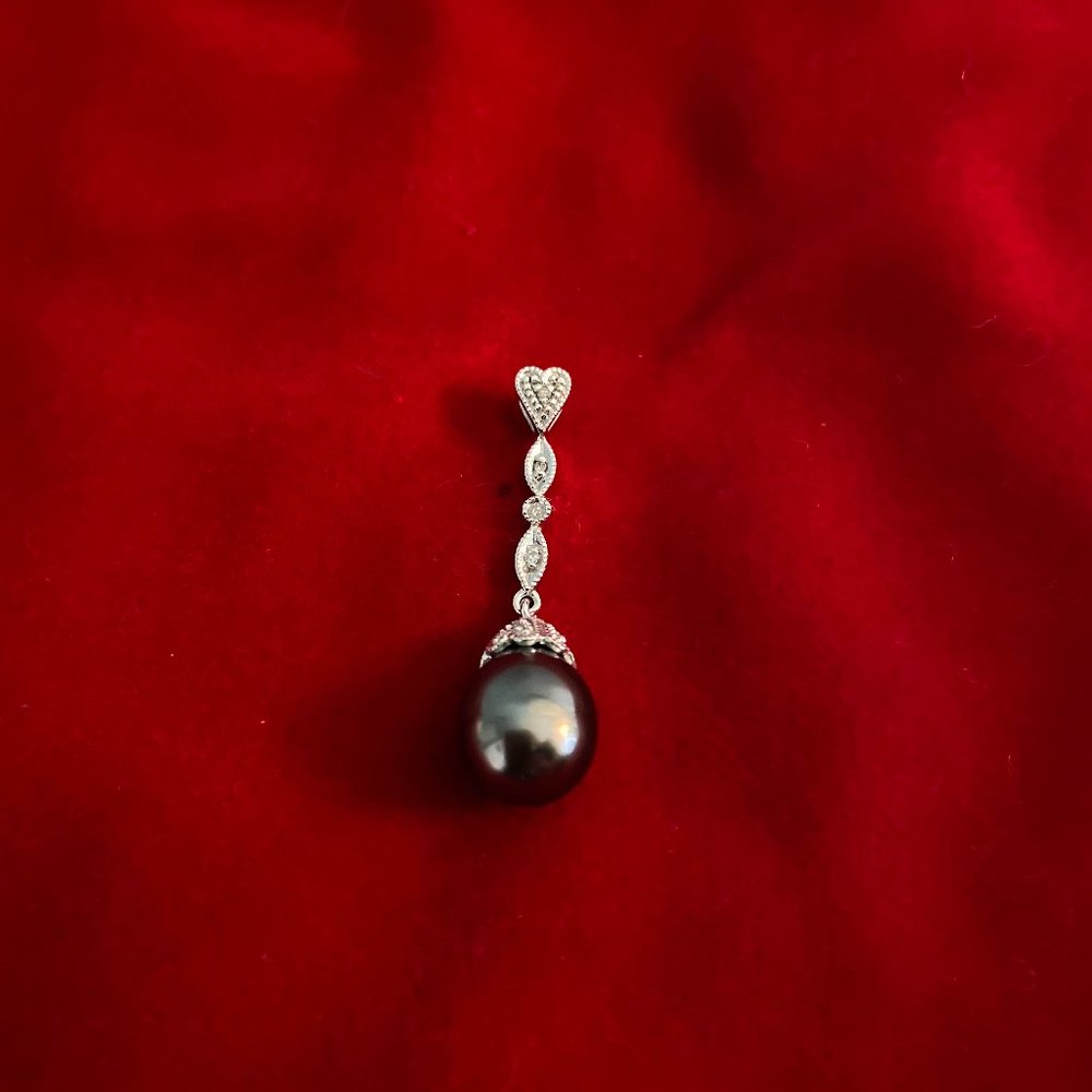 Woman's Black Cultured Tahitian Pearl Pendent set in white gold